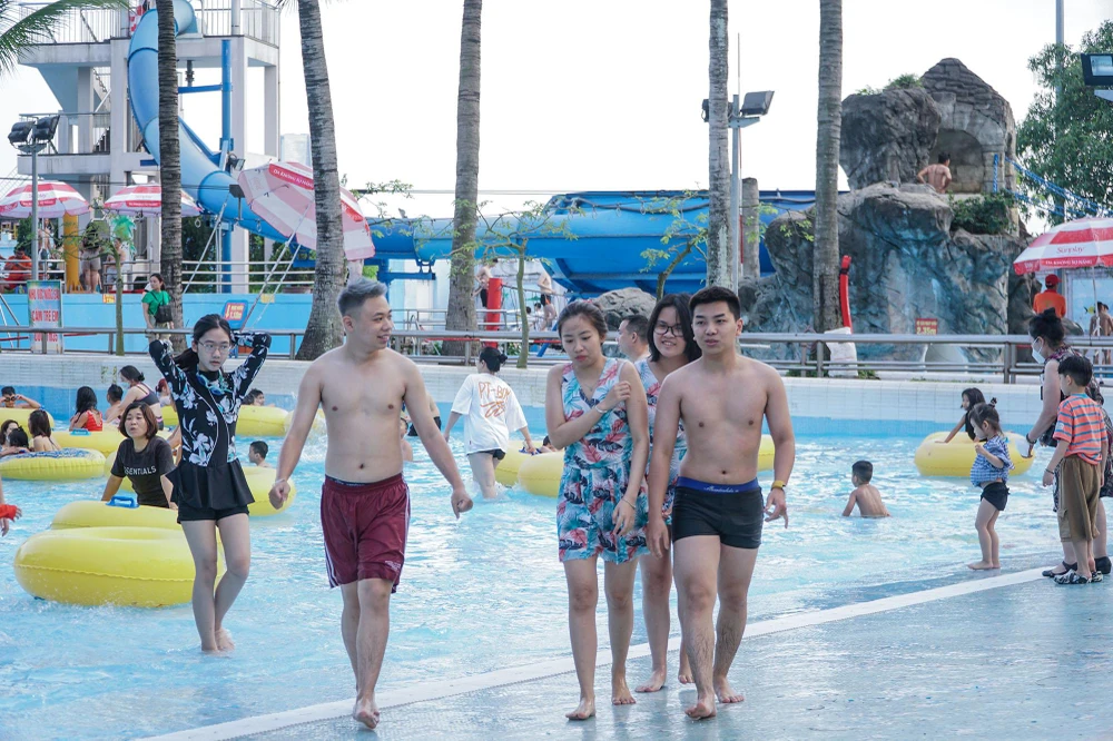 Phía công viên nước Hồ Tây cho biết, có khoảng 15.000 khách đổ về đây trong hai ngày nghỉ lễ 30 - 4 và 1 - 5.