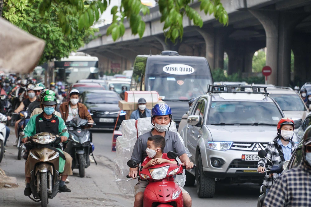 Tại tuyến đường Nguyễn Xiển, chiều về trung tâm Hà Nội, người đi đường nhích từng chút do mật độ phương tiện tham gia giao thông lớn. Tại tuyến đường Nguyễn Xiển, chiều về trung tâm Hà Nội, người đi đường nhích từng chút do mật độ phương tiện tham gia giao thông lớn.
