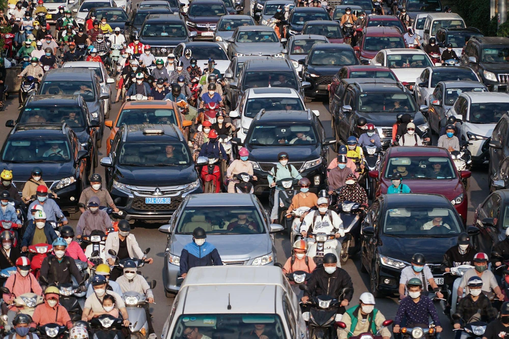 Cảnh những người điều khiển xe máy luồn lách giữa "ma trận" phương tiện ô tô trên đường Trường Chinh. Cảnh những người điều khiển xe máy luồn lách giữa "ma trận" phương tiện ô tô trên đường Trường Chinh.