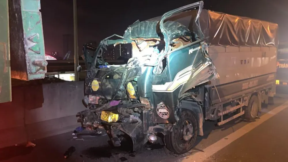 Đầu chiếc xe bị biến dạng hoàn toàn sau cú tông mạnh. Ảnh: CTV