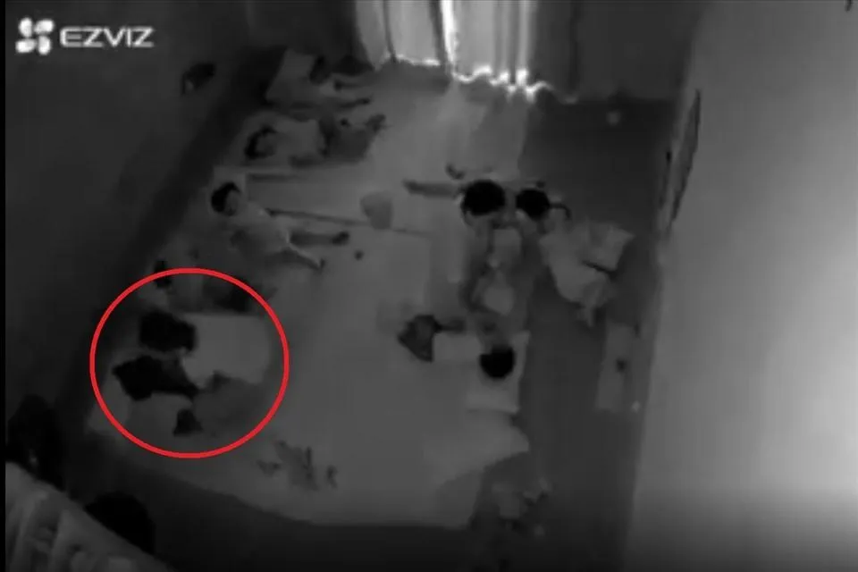 Hình ảnh cô giáo trường mầm non tư thục trùm túi nilon lên đầu trẻ khiến dư luận bức xúc. Ảnh cắt từ clip