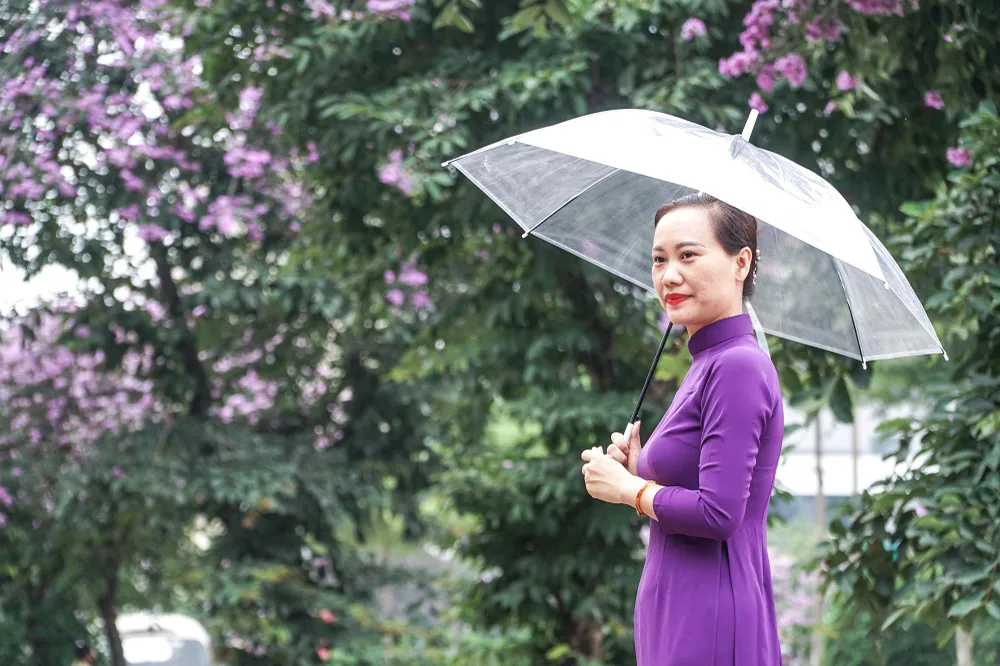 Vẻ đẹp của hoa bằng lăng thu hút nhiều người tạo dáng chụp ảnh lưu niệm.