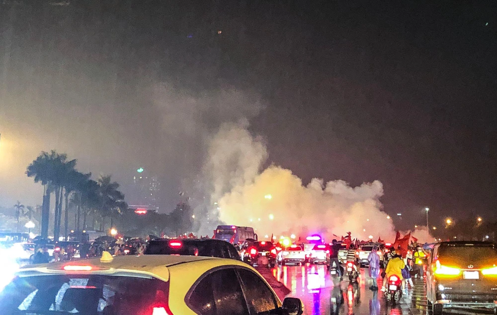 Những quả pháo sáng cũng được một số CĐV quá khích "khai hỏa".