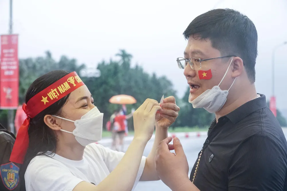 Người chuẩn bị băng rôn, hình dán để vào khán đài.