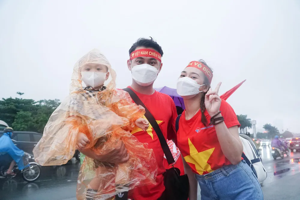 Anh Long (quê Tiền Giang) đã cùng vợ và con trai ra Hà Nội để cổ vũ cho đội tuyển U23 Việt Nam. Anh cho biết, cả gia đình khá hào hứng, với tình yêu bóng đá gia đình anh đã quyết định bay ra Hà Nội để xem trực tiếp trận bóng.