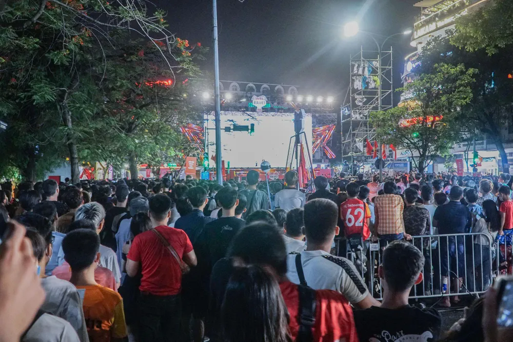 Nhiều người dân len cả vào hàng rào để theo dõi trận bóng đá. Nhiều người dân len cả vào hàng rào để theo dõi trận bóng đá.