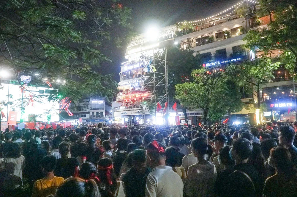 Người dân theo dõi trận chung kết bóng đá SEA Games 31 tối nay của hai đội Việt Nam – Thái Lan qua màn hình lớn. Người dân theo dõi trận chung kết bóng đá SEA Games 31 tối nay của hai đội Việt Nam – Thái Lan qua màn hình lớn.