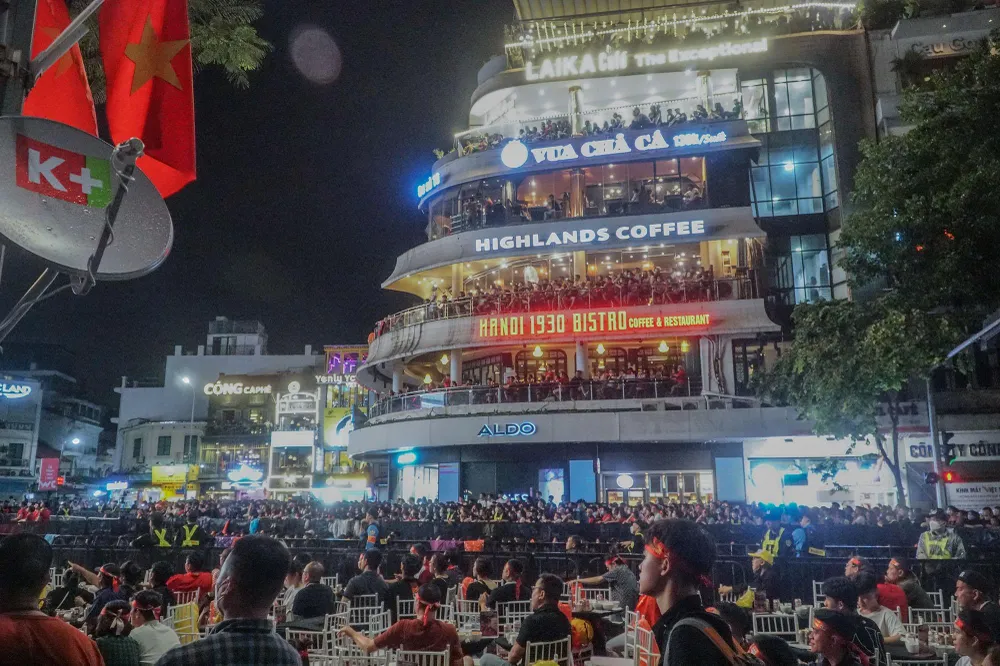 Biển người hò hét, chăm chú tứng phút của trận đấu. Biển người hò hét, chăm chú tứng phút của trận đấu.