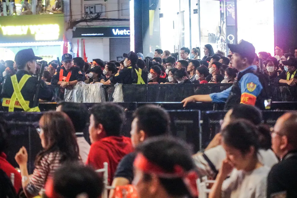 Thay vì vào sân vận động quốc gia Mỹ Đình, nhiều người dân đã lựa chọn tới đây để theo dõi trận bóng đá Chung kết giữa ĐT U23 Việt Nam - Thái Lan. Thay vì vào sân vận động quốc gia Mỹ Đình, nhiều người dân đã lựa chọn tới đây để theo dõi trận bóng đá Chung kết giữa ĐT U23 Việt Nam - Thái Lan.