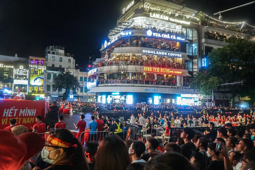 Tối ngày 22-5, cả ngàn người dân tới khu vực phố đi bộ thuộc bờ hồ Hoàn Kiếm Hà Nội để cổ vũ bóng đá. Tối ngày 22-5, cả ngàn người dân tới khu vực phố đi bộ thuộc bờ hồ Hoàn Kiếm Hà Nội để cổ vũ bóng đá.