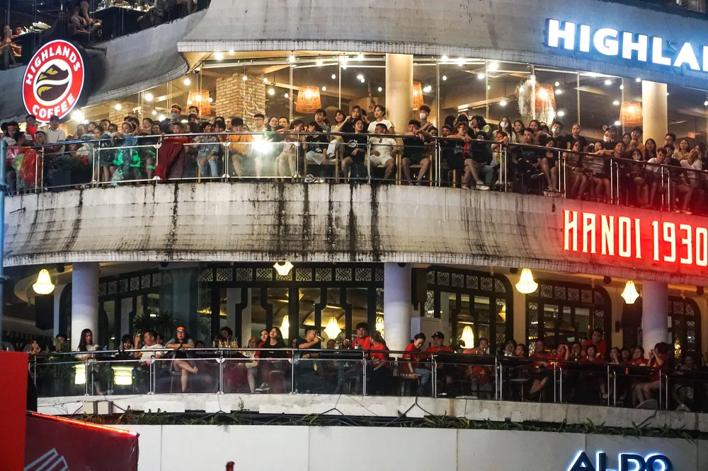 Trên quán cà phê đối diện, nhiều khách hàng lui tới chỉ để "mua chỗ" xem bóng đá. Trên quán cà phê đối diện, nhiều khách hàng lui tới chỉ để "mua chỗ" xem bóng đá.