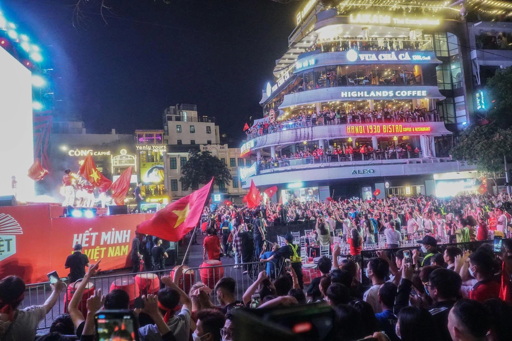 Tại khu vực bờ hồ Hoàn Kiếm, ngay sau khi kết thúc trận đấu, người hâm mộ đã nán lại để ăn mừng chiến thắng.