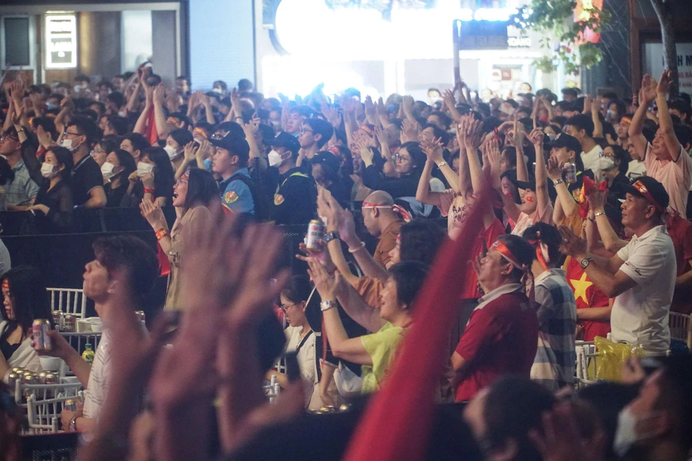 U-23 Việt Nam đã thắng kình địch Thái Lan 1-0 với bàn thắng duy nhất của Mạnh Dũng để bảo vệ thành công chức vô địch SEA Games trên sân nhà Mỹ Đình.