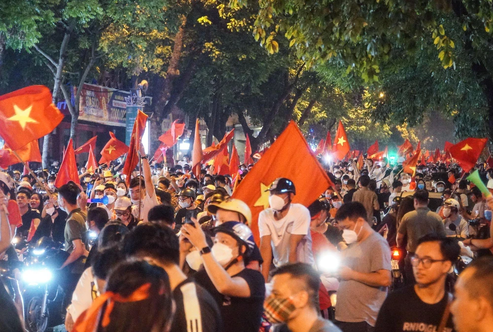 Tại các con phố hướng về trung tâm thành phố Hà Nội, ùn tắc kéo dài. Dòng người đổ về mỗi lúc một đông đúc.