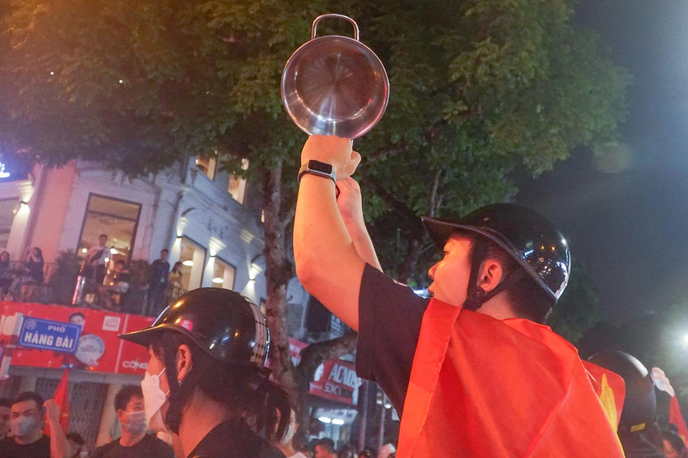 Những khoảnh khắc bùng nổ của người hâm mộ sau trận Việt Nam hạ Thái Lan, lên ngôi vô địch ảnh 12