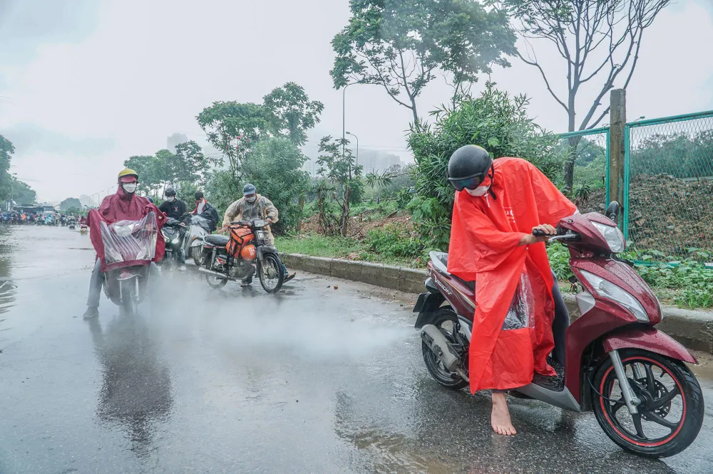 Không ít xe bị chết máy khi cố đi qua chỗ ngập sâu.