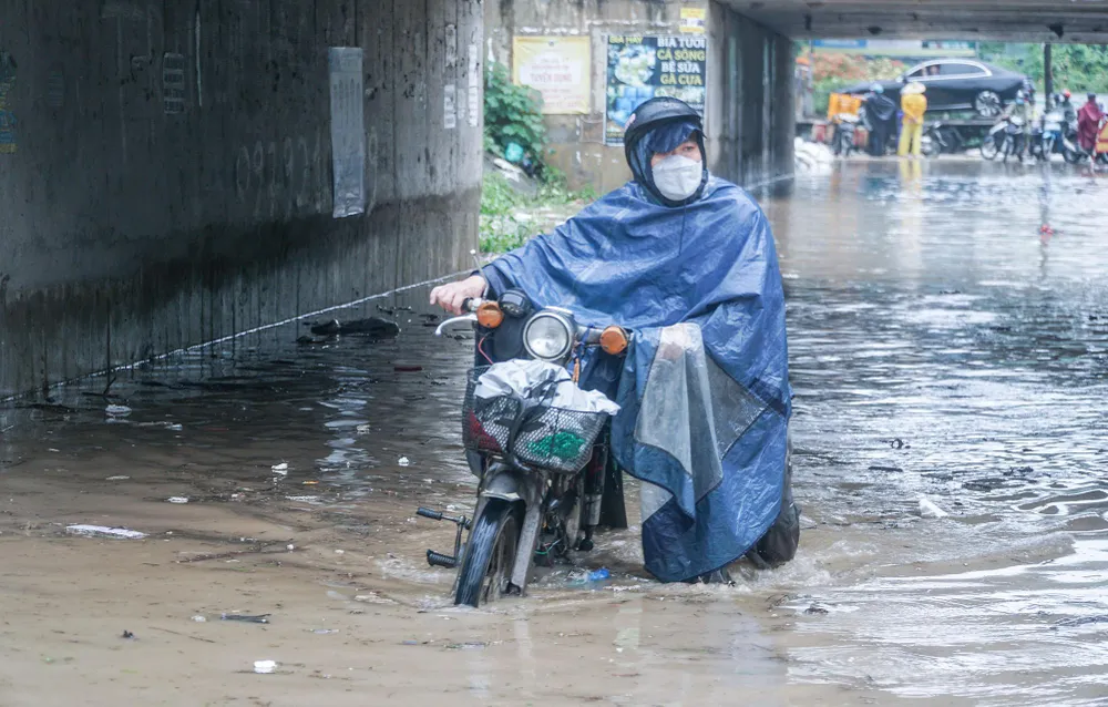 Khu vực hầm chui dân sinh giao giữa hai chiều đại lộ cũng bị ngập trầm trọng.