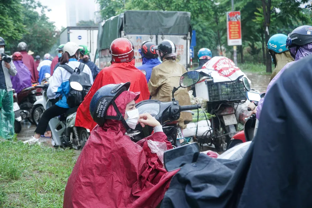 Không ít người mệt mỏi, dựng xe cạnh lề đường ngồi chờ.