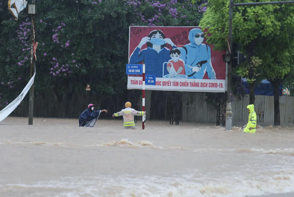 Ngay từ khi có mưa lũ, để hỗ trợ người dân, các lực lượng chức năng đã ra quân làm nhiệm vụ bảo đảm an toàn giao thông và tổ chức phân luồng, hướng dẫn phương tiện di chuyển tránh các điểm ngập úng sâu