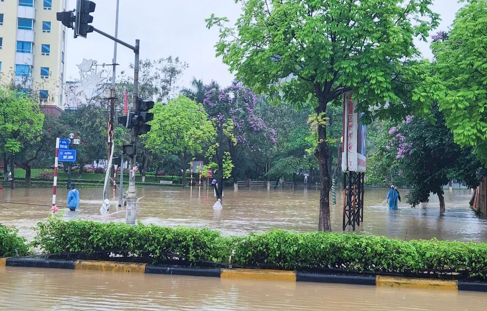 Thông tin từ Ban Chỉ huy Phòng chống thiên tai và Tìm kiếm cứu nạn tỉnh Vĩnh Phúc cho biết, trận mưa to kéo dài trên địa bàn đã khiến nhiều khu vực ngập lụt. Trong đó, tổng lượng mưa lớn nhất là huyện Tam Đảo với 321mm, thành phố Vĩnh Yên 268mm, Tam Dương trên 249mm.