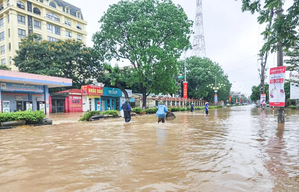 Ở thành phố Vĩnh Yên, nhiều tuyến đường bị ngập sâu khiến giao thông tê liệt hoàn toàn, dù trước mùa mưa bão địa phương này đã chủ động nâng cấp, sửa chữa các tuyến đường, các tuyến cống có dấu hiệu hư hỏng, xuống cấp.