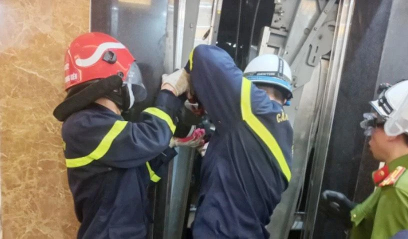 Lực lượng chức năng phải rất vất vả mới đưa được thi thể nạn nhân mắc kẹt phía trong ra bên ngoài. Ảnh CTV