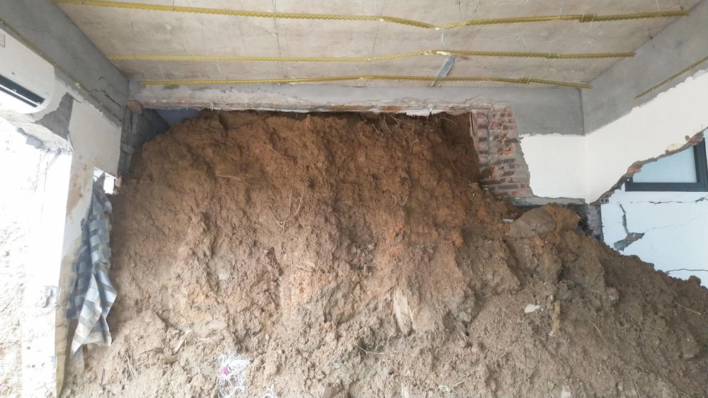 Theo người nhà nạn nhân HTT (25 tuổi) và HTL (22 tuổi), hôm xảy ra sự việc là lúc nhóm gồm 6 người đang dọn dẹp bên trong căn nhà, lúc đầu một mảng tường đã sập, mọi người chạy thoát kịp. Nhưng sau đó, họ lại bảo nhau cố dọn dẹp cho xong, lần này bức tường sập hoàn toàn, đất đá từ trên vách núi đổ xuống khiến 4 người bị vùi lấp.