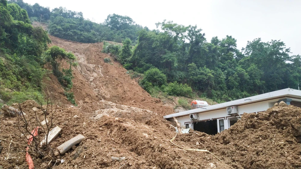 Ngày 29-8-2018, UBND tỉnh Vĩnh Phúc đã ra Quyết định số 1992/QD-UBND về việc thu hồi toàn bộ đất trồng mía giao cho Công ty TNHH Kim Long với lý do hết hạn sử dụng đất và không được gia hạn theo quy định của pháp luật về đất đai. Tuy nhiên, đến nay nhiều căn nhà kiên cố vẫn đang mọc lên xung quanh khu vực này, kéo theo đó là những ngọn đồi núi bị "vạc đẽo".