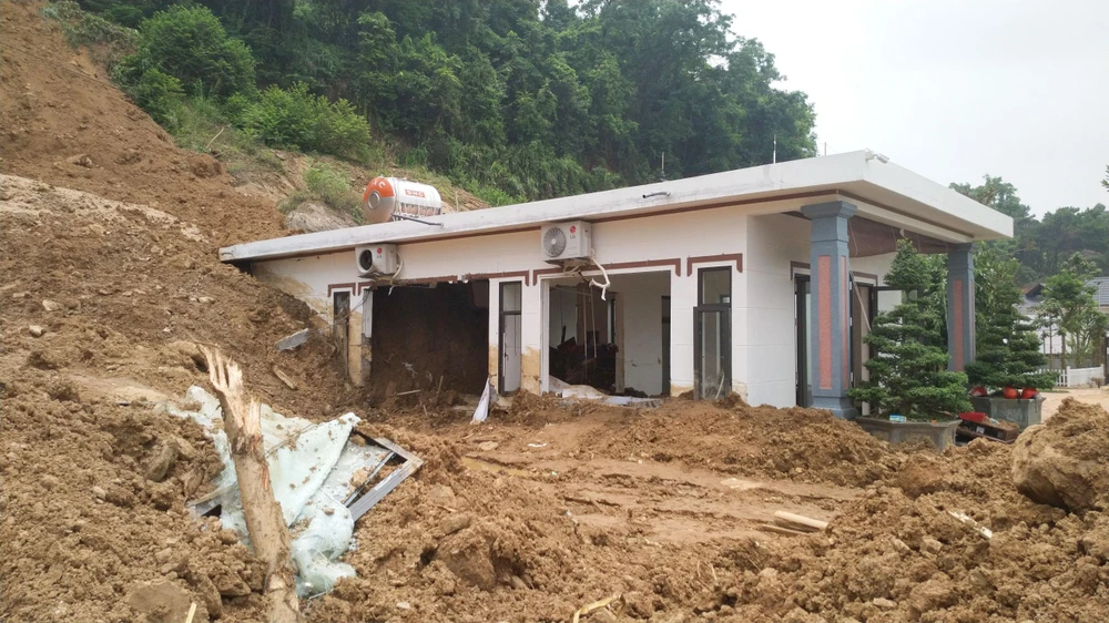 Theo gia đình nạn nhân, trước đó ngôi nhà đã có hiện tượng sụt lún nền móng.