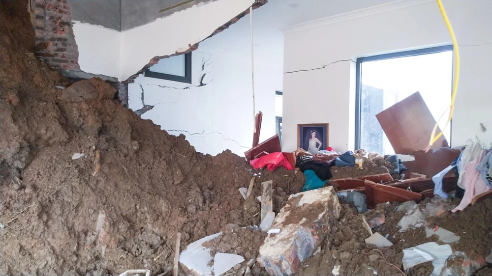 Bên trong căn nhà, nhiều đồ vật vẫn chưa kịp di chuyển đi.