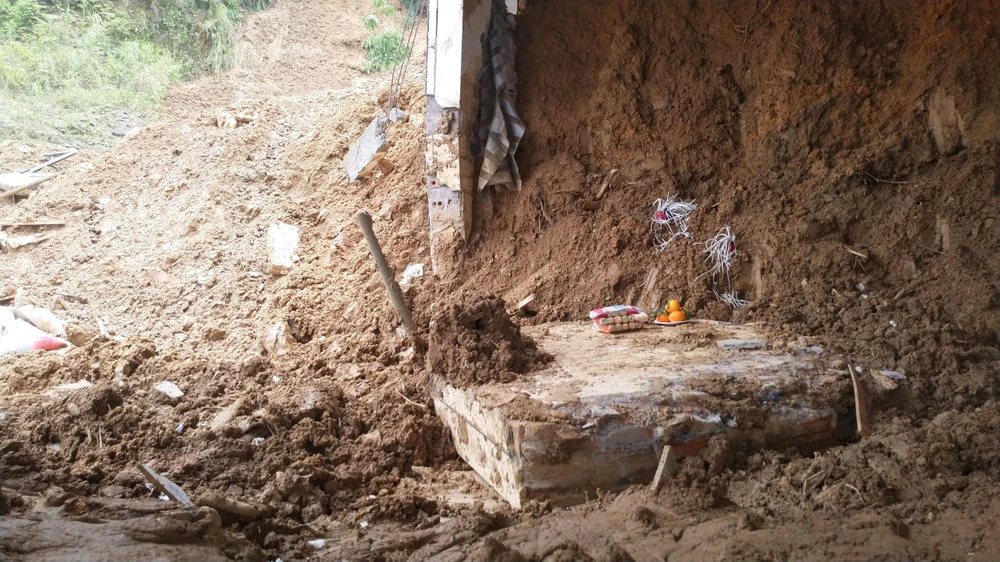 Những nén nhang, tiền vàng được đặt tạm bợ ngay trên bức tường sập sau sự việc.