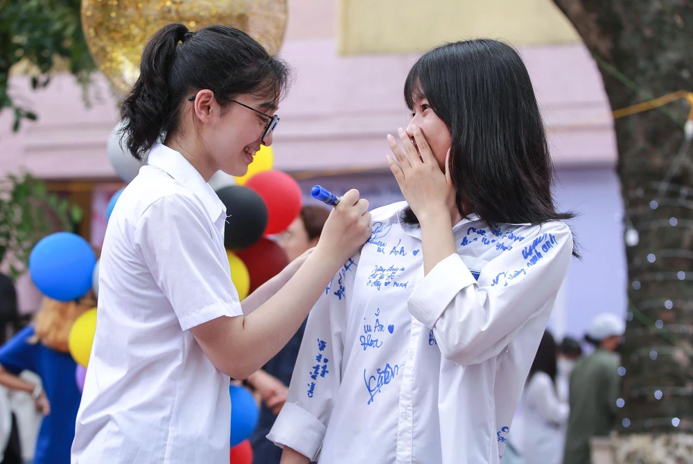 Với chiếc áo chi chít chữ ký, lời chúc của các bạn lưu lại, em Nguyễn Hồng Ánh – lớp 12A4 xúc động nói: “Lần đầu tiên em có cảm xúc chia tay là điều gì đó lớn lao đối với mình, em thật sự không muốn chia tay sớm như thế này. Học online đều phải nhìn các bạn qua màn hình máy tính, có những bạn còn không nhìn thấy nên ít kỷ niệm đọng lại với các bạn, nên em khá tiếc nuối.”