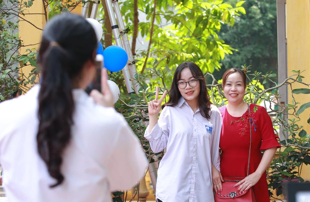 Mọi người cùng nhau chụp ảnh để lưu lại những giờ phút đáng nhớ.