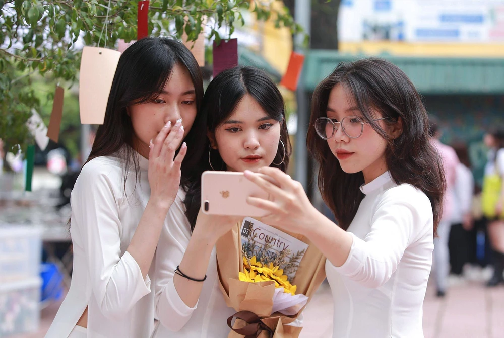 Lễ bế giảng luôn là ngày thiêng liêng với mỗi học sinh, đặc biệt là học sinh lớp 12 sau năm học nhiều sóng gió vì ảnh hưởng của dịch COVID-19.