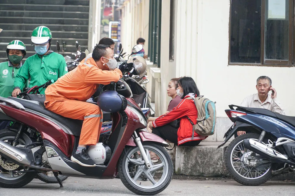 Theo thống kê của Trường THPT Chuyên ĐH Sư phạm, năm nay, 5.479 thí sinh đăng ký dự thi, trong đó, gần 2.000 thí sinh đăng ký thi chuyên Anh, gần 1.000 thí sinh đăng ký chuyên Toán…. tổng số chỉ tiêu của trường năm nay chỉ là 305.