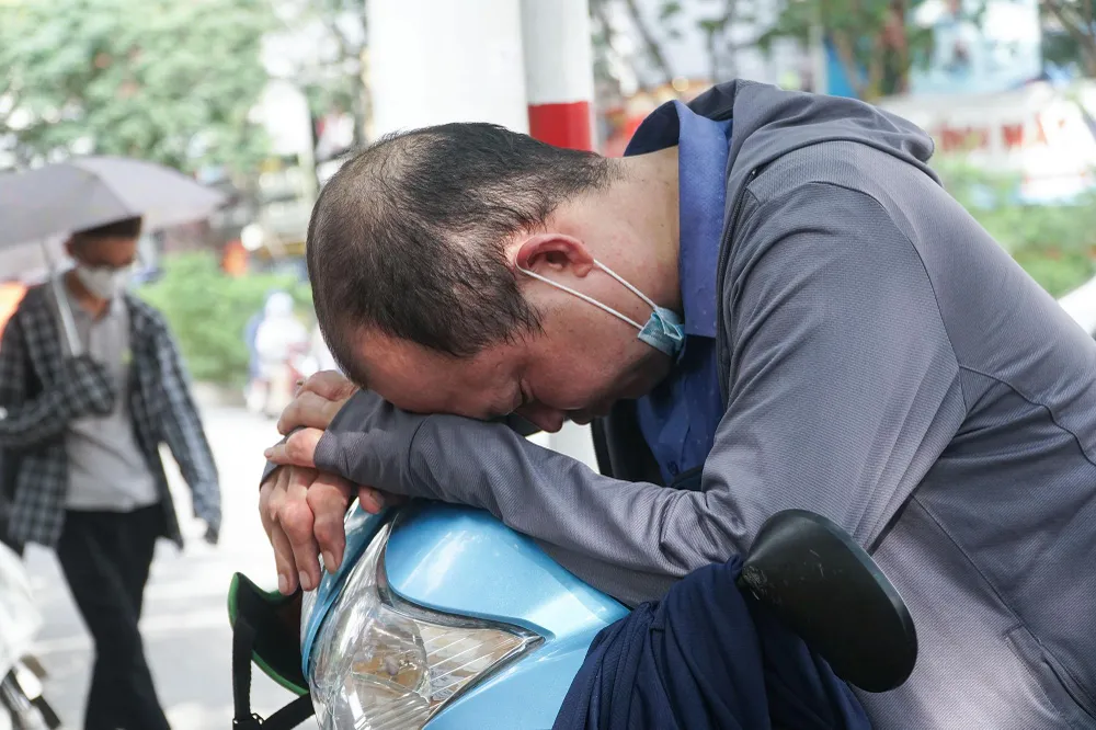 Sáng nay, các thí sinh sẽ làm bài thi môn Toán và Ngữ văn vòng 1, với thời gian 90 phút/môn. Buổi chiều các thí sinh dự thi môn chuyên với thời gian 150 phút, riêng 2 môn Tiếng Anh và Hóa học trong 120 phút.