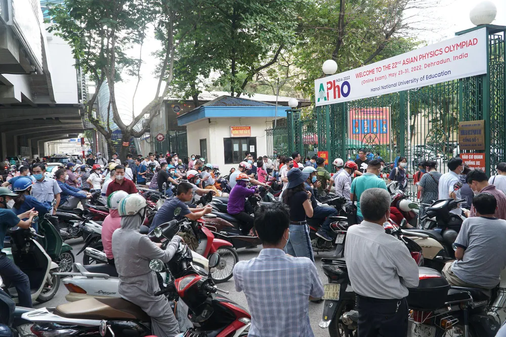 Cuối giờ chiều, phụ huynh di chuyển tới điểm thi mỗi lúc một đông đúc. Do số lượng thí sinh đông, trường tổ chức nhiều khu vực thi, một số thí sinh nhờ đến sự hỗ trợ của lực lượng thanh niên tình nguyện trong việc tìm đến điểm thi của mình.