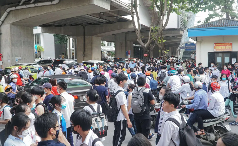 Ghi nhận vào chiều nay, ngay sau khi kết thúc buổi thi, các phụ huynh đứng chờ sẵn để đón con em mình về nhà.
