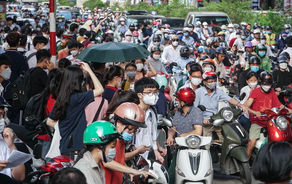 Do vào đúng vào giờ cao điểm, tuyến đường Xuân Thủy tắc nghiêm trọng.