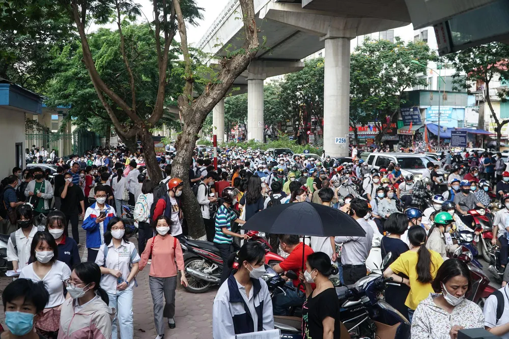 Ngày 1-6, hàng ngàn thí sinh đã tham dự thi tuyển sinh vào lớp 10 tại Trường THPT Chuyên ĐH Sư phạm Hà Nội.