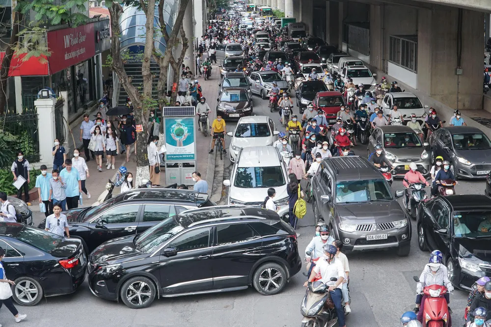 Theo thống kê của Trường THPT Chuyên ĐH Sư phạm, năm nay, 5.479 thí sinh đăng ký dự thi, trong đó, gần 2.000 thí sinh đăng ký thi chuyên Anh, gần 1.000 thí sinh đăng ký chuyên Toán,...