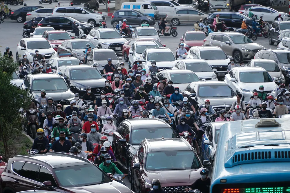 Tại phía đối diện, giao thông khi đi từ hướng cầu vượt Mai Dịch - Xuân Thủy cũng xảy ra tình trạng ùn tắc tương tự.