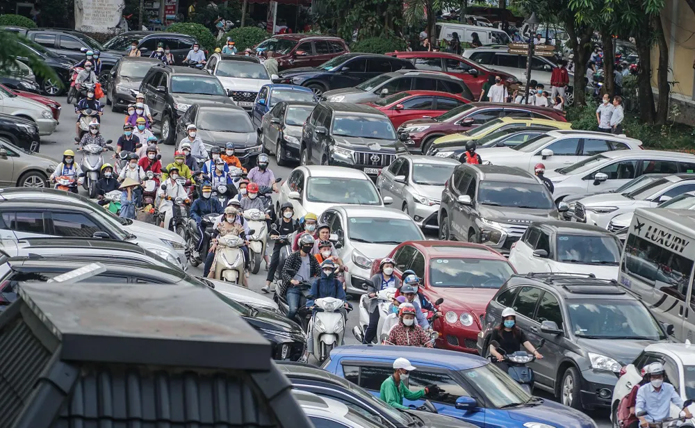 Gần đó là cổng Trường Đại học Quốc gia Hà Nội, các phương tiện cũng rất vất vả chờ đợi do phía ngoài kẹt cứng.