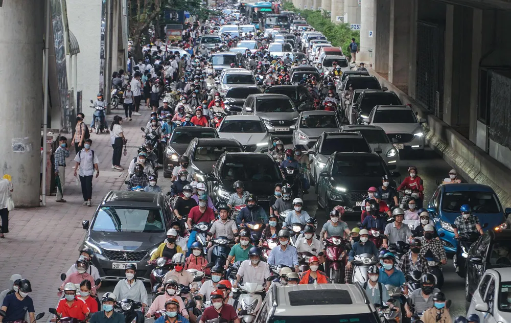 Các phương tiện kẹt cứng, nhích từng chút một.