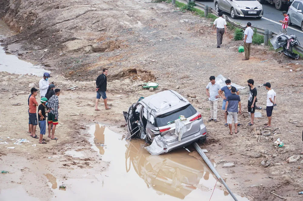 Theo một số người cho biết, cú va chạm mạnh khiến chiếc Toyota Fortuner lao tới húc đổ một cột đèn, văng ra khỏi làn cao tốc. Trên xe lúc này có hai người lớn và một trẻ nhỏ.