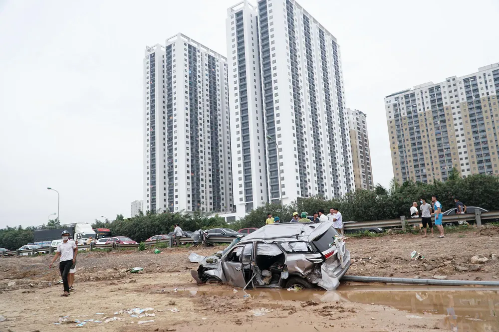 Sự việc khiến chiếc xe Toyota Fortuner bị biến dạng hoàn toàn.