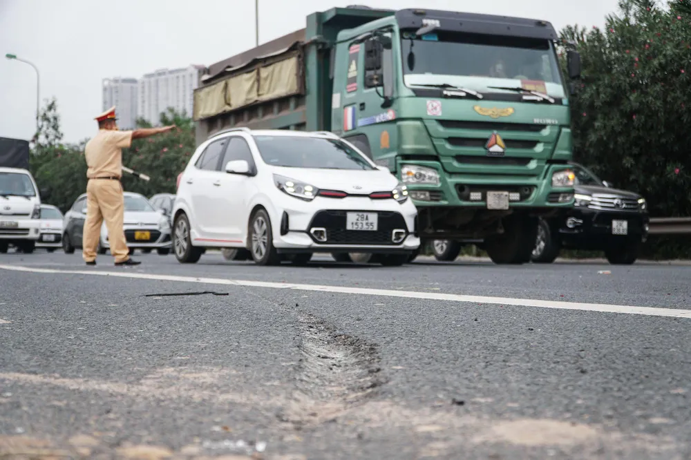 Vụ tai nạn khiến nền đường bị cày một vết sâu.