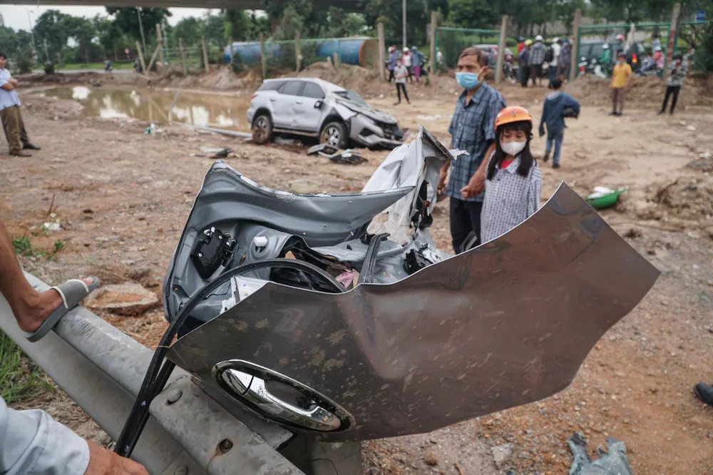 Nhiều mảnh vỡ từ chiếc xe văng ra, bắn tung tóe khắp hiện trường.