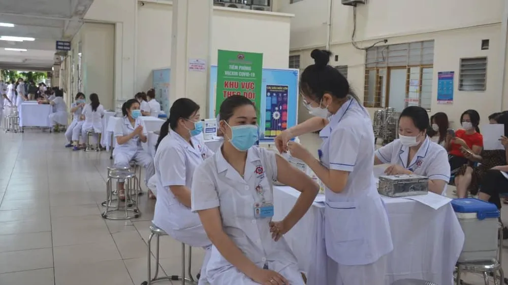 Cán bộ, nhân viên của Bệnh viện đa khoa tỉnh Quảng Ninh tham gia tiêm vaccine phòng COVID-19 mũi 4. Ảnh CTV Cán bộ, nhân viên của Bệnh viện đa khoa tỉnh Quảng Ninh tham gia tiêm vaccine phòng COVID-19 mũi 4. Ảnh CTV