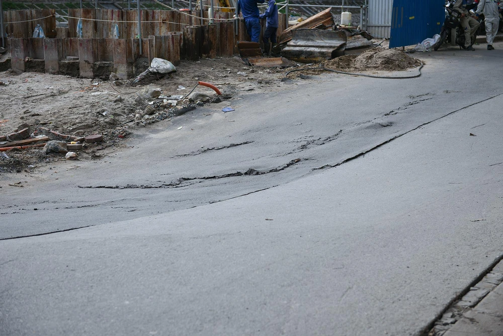 Mặt đường Vũ Tông Phan xuất hiện vết nứt kéo dài sau khi bị sụt lún. Người dân cho biết, trước đó đã xảy ra hiện tượng trên ở khu vực này nhưng chưa từng thấy sự việc nghiêm trọng như chiều nay.